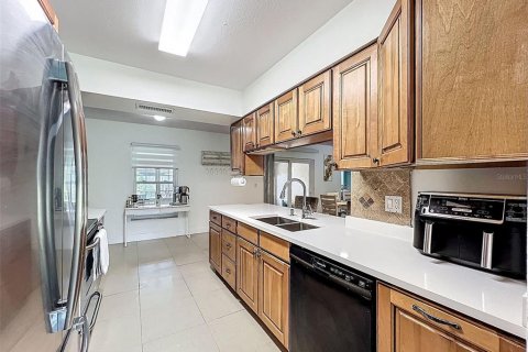 Casa en venta en Brandon, Florida, 4 dormitorios, 170.57 m2 № 1911562 - foto 12
