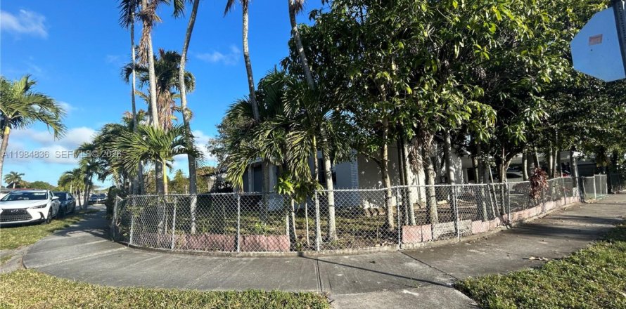 Дом в Майами, Флорида 3 спальни, 129.69м2 № 2044853