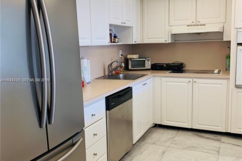 Купить кондоминиум в Санни-Айлс-Бич, Флорида 1 спальня, 93.37м2, № 1986214 - фото 5