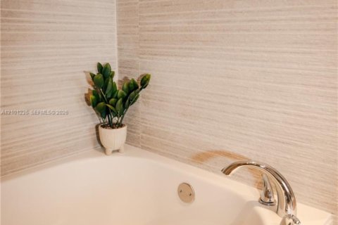 Copropriété à louer à Miami, Floride: 2 chambres, 129.13 m2 № 2401387 - photo 13