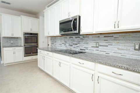 House in Orlando, Florida 5 bedrooms, 264.12 sq.m. № 2277907 - photo 13