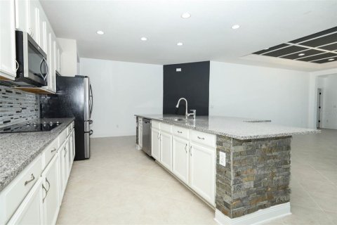 House in Orlando, Florida 5 bedrooms, 264.12 sq.m. № 2277907 - photo 16