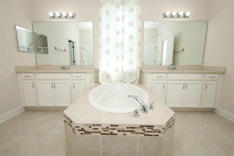 House in Orlando, Florida 5 bedrooms, 264.12 sq.m. № 2277907 - photo 29