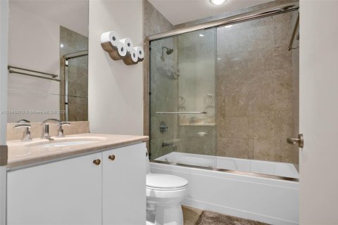 Condo in Miami, Florida, 3 bedrooms  № 1940708 - photo 25