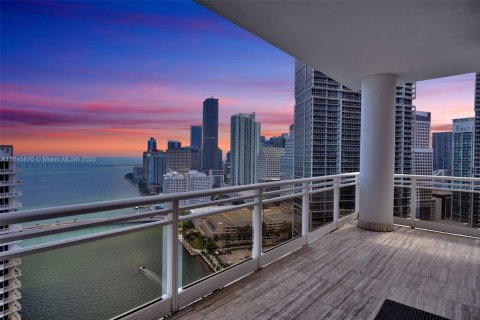 Condo in Miami, Florida, 3 bedrooms  № 1940708 - photo 1