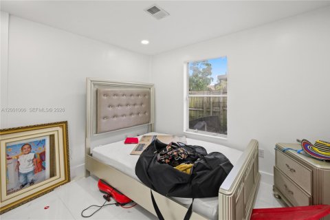 House in Miami, Florida 5 bedrooms, 141.4 sq.m. № 2065339 - photo 13