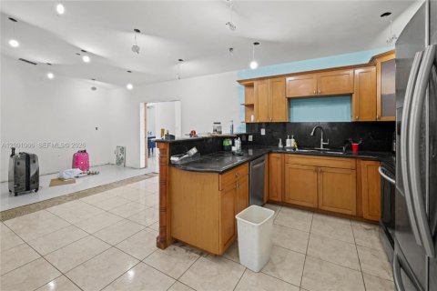 House in Miami, Florida 5 bedrooms, 141.4 sq.m. № 2065339 - photo 8
