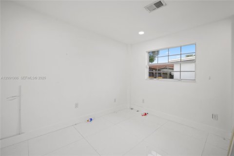 House in Miami, Florida 5 bedrooms, 141.4 sq.m. № 2065339 - photo 17
