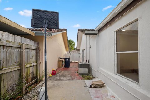 House in Miami, Florida 5 bedrooms, 141.4 sq.m. № 2065339 - photo 27