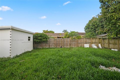 House in Miami, Florida 5 bedrooms, 141.4 sq.m. № 2065339 - photo 24