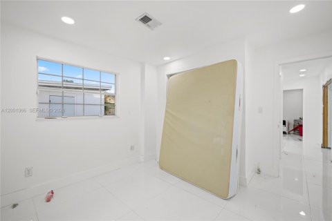 House in Miami, Florida 5 bedrooms, 141.4 sq.m. № 2065339 - photo 18