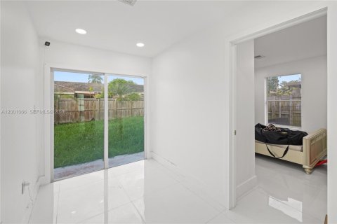 House in Miami, Florida 5 bedrooms, 141.4 sq.m. № 2065339 - photo 12