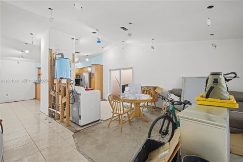 House in Miami, Florida 5 bedrooms, 141.4 sq.m. № 2065339 - photo 4