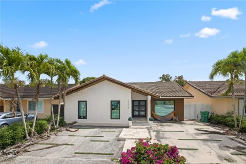 House in Miami, Florida 5 bedrooms, 141.4 sq.m. № 2065339