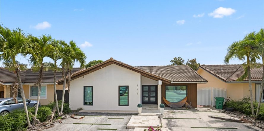 House in Miami, Florida 5 bedrooms, 141.4 sq.m. № 2065339