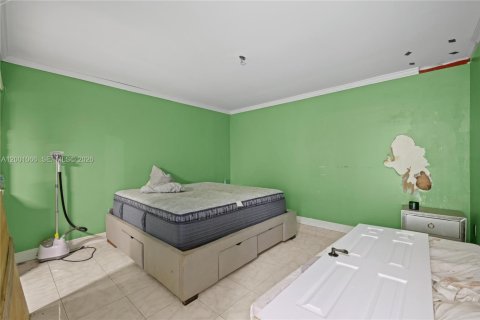 House in Miami, Florida 5 bedrooms, 141.4 sq.m. № 2065339 - photo 19