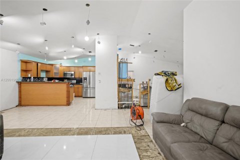 House in Miami, Florida 5 bedrooms, 141.4 sq.m. № 2065339 - photo 9