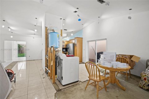 House in Miami, Florida 5 bedrooms, 141.4 sq.m. № 2065339 - photo 5