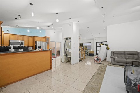 House in Miami, Florida 5 bedrooms, 141.4 sq.m. № 2065339 - photo 15