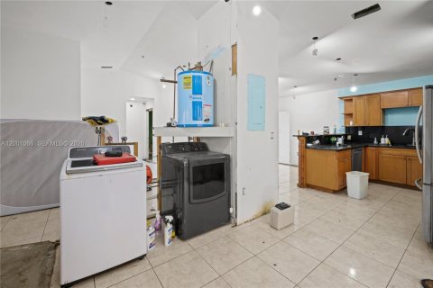 House in Miami, Florida 5 bedrooms, 141.4 sq.m. № 2065339 - photo 7