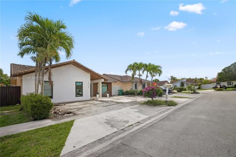 House in Miami, Florida 5 bedrooms, 141.4 sq.m. № 2065339 - photo 2