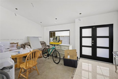House in Miami, Florida 5 bedrooms, 141.4 sq.m. № 2065339 - photo 6