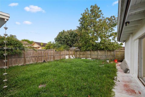 House in Miami, Florida 5 bedrooms, 141.4 sq.m. № 2065339 - photo 25