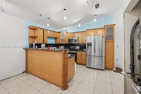 House in Miami, Florida 5 bedrooms, 141.4 sq.m. № 2065339 - photo 11