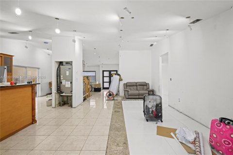 House in Miami, Florida 5 bedrooms, 141.4 sq.m. № 2065339 - photo 14