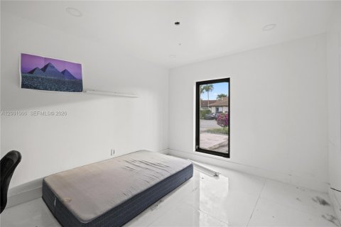 House in Miami, Florida 5 bedrooms, 141.4 sq.m. № 2065339 - photo 22