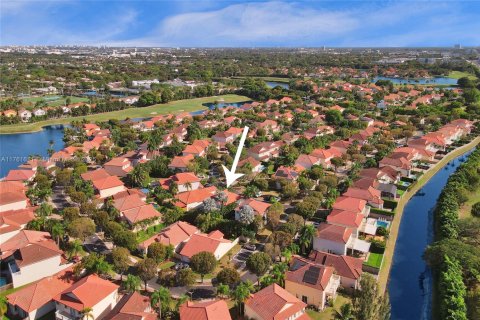 House in Doral, Florida 4 bedrooms, 268.02 sq.m. № 2014488 - photo 3