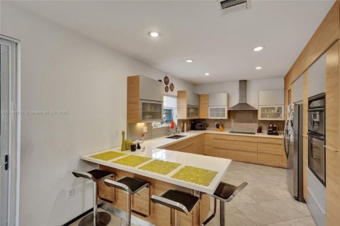 House in Doral, Florida 4 bedrooms, 268.02 sq.m. № 2014488 - photo 10