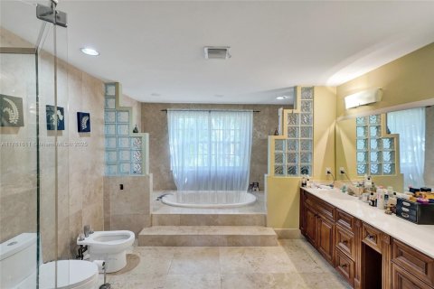 House in Doral, Florida 4 bedrooms, 268.02 sq.m. № 2014488 - photo 16