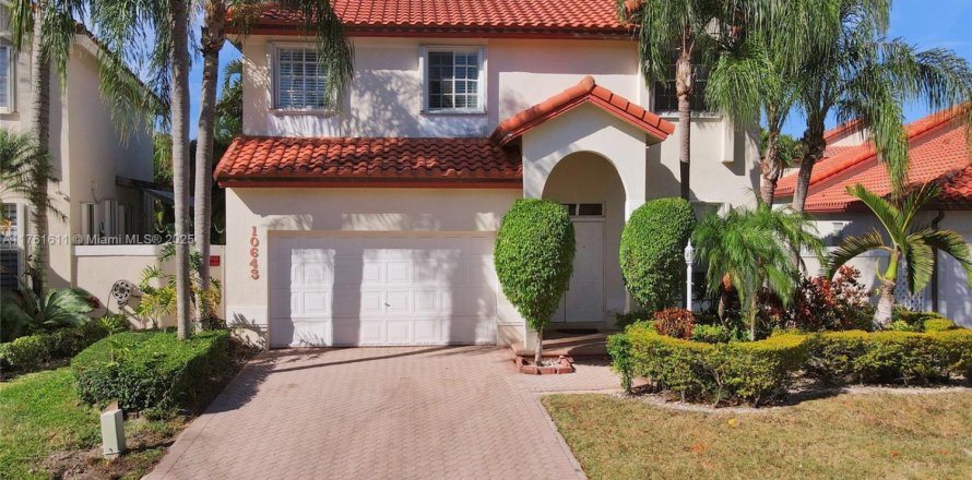 House in Doral, Florida 4 bedrooms, 268.02 sq.m. № 2014488