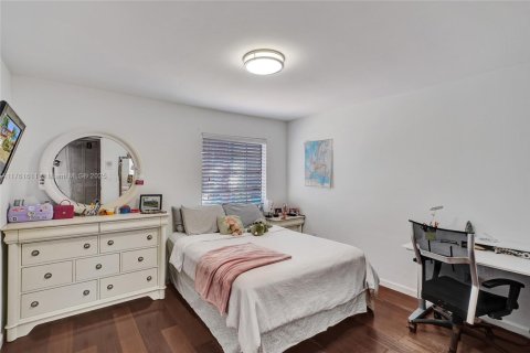 House in Doral, Florida 4 bedrooms, 268.02 sq.m. № 2014488 - photo 20