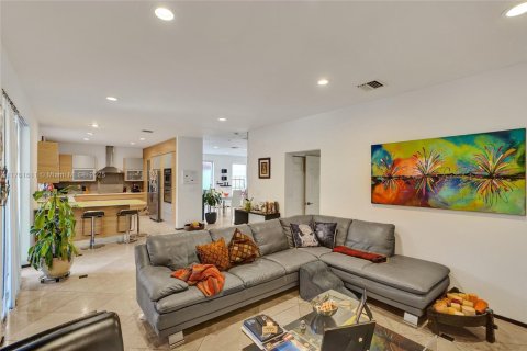 House in Doral, Florida 4 bedrooms, 268.02 sq.m. № 2014488 - photo 8