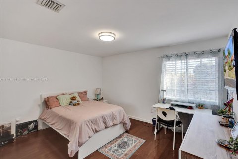 House in Doral, Florida 4 bedrooms, 268.02 sq.m. № 2014488 - photo 22