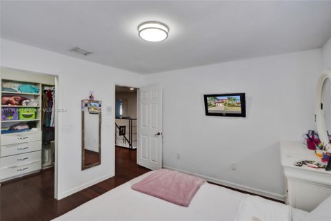 House in Doral, Florida 4 bedrooms, 268.02 sq.m. № 2014488 - photo 21