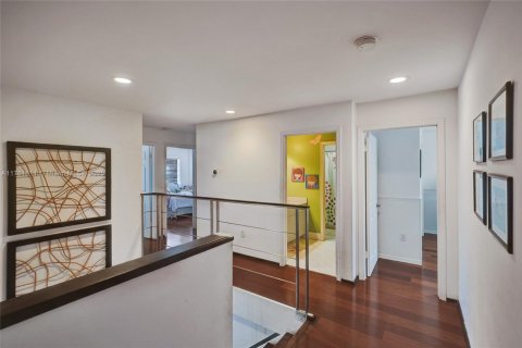 House in Doral, Florida 4 bedrooms, 268.02 sq.m. № 2014488 - photo 17