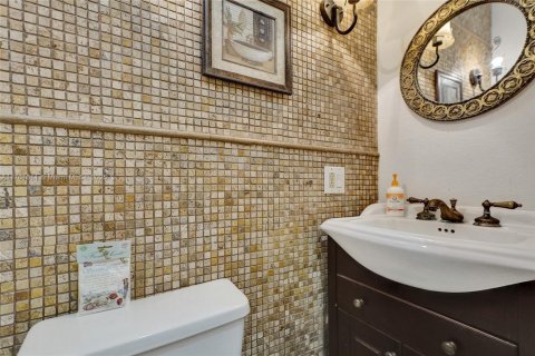 House in Doral, Florida 4 bedrooms, 268.02 sq.m. № 2014488 - photo 12