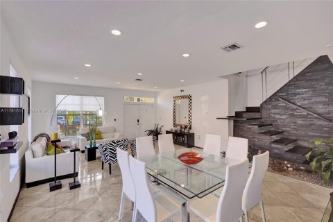 House in Doral, Florida 4 bedrooms, 268.02 sq.m. № 2014488 - photo 6