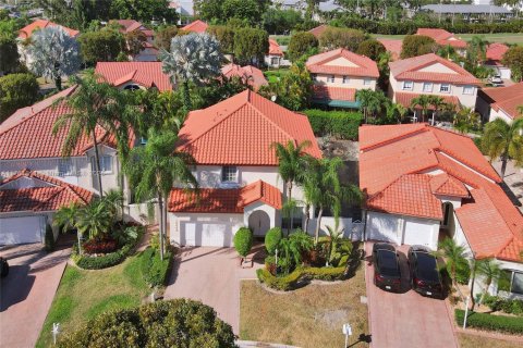 House in Doral, Florida 4 bedrooms, 268.02 sq.m. № 2014488 - photo 2