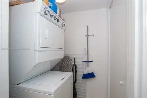 Condo in Hallandale Beach, Florida, 1 bedroom  № 1623136 - photo 12