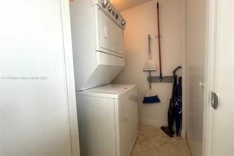 Condo in Hallandale Beach, Florida, 1 bedroom  № 1623136 - photo 21