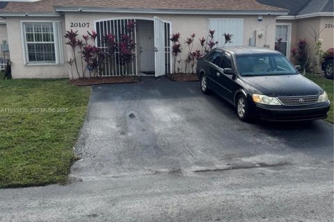 Дом в Майами-Гарденс, Флорида 3 спальни, 105.91м2 № 1992097