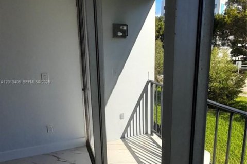 Condominio en alquiler en Miami, Florida, 2 dormitorios, 83.61 m2 № 2075935 - foto 24