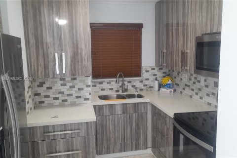 Condominio en alquiler en Miami, Florida, 2 dormitorios, 83.61 m2 № 2075935 - foto 2