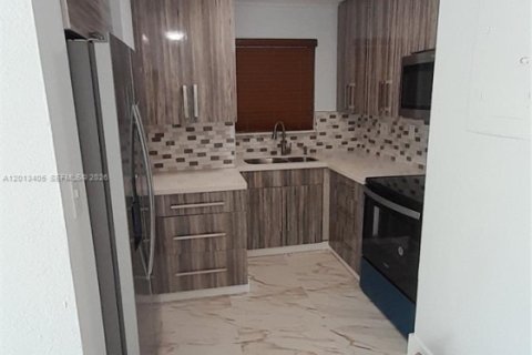 Condominio en alquiler en Miami, Florida, 2 dormitorios, 83.61 m2 № 2075935 - foto 20