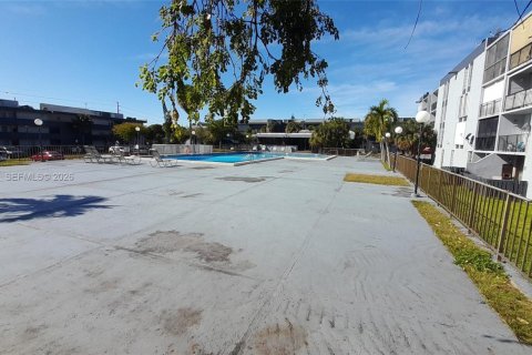 Condominio en alquiler en Miami, Florida, 2 dormitorios, 83.61 m2 № 2075935 - foto 25