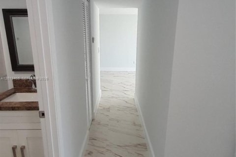 Condominio en alquiler en Miami, Florida, 2 dormitorios, 83.61 m2 № 2075935 - foto 13